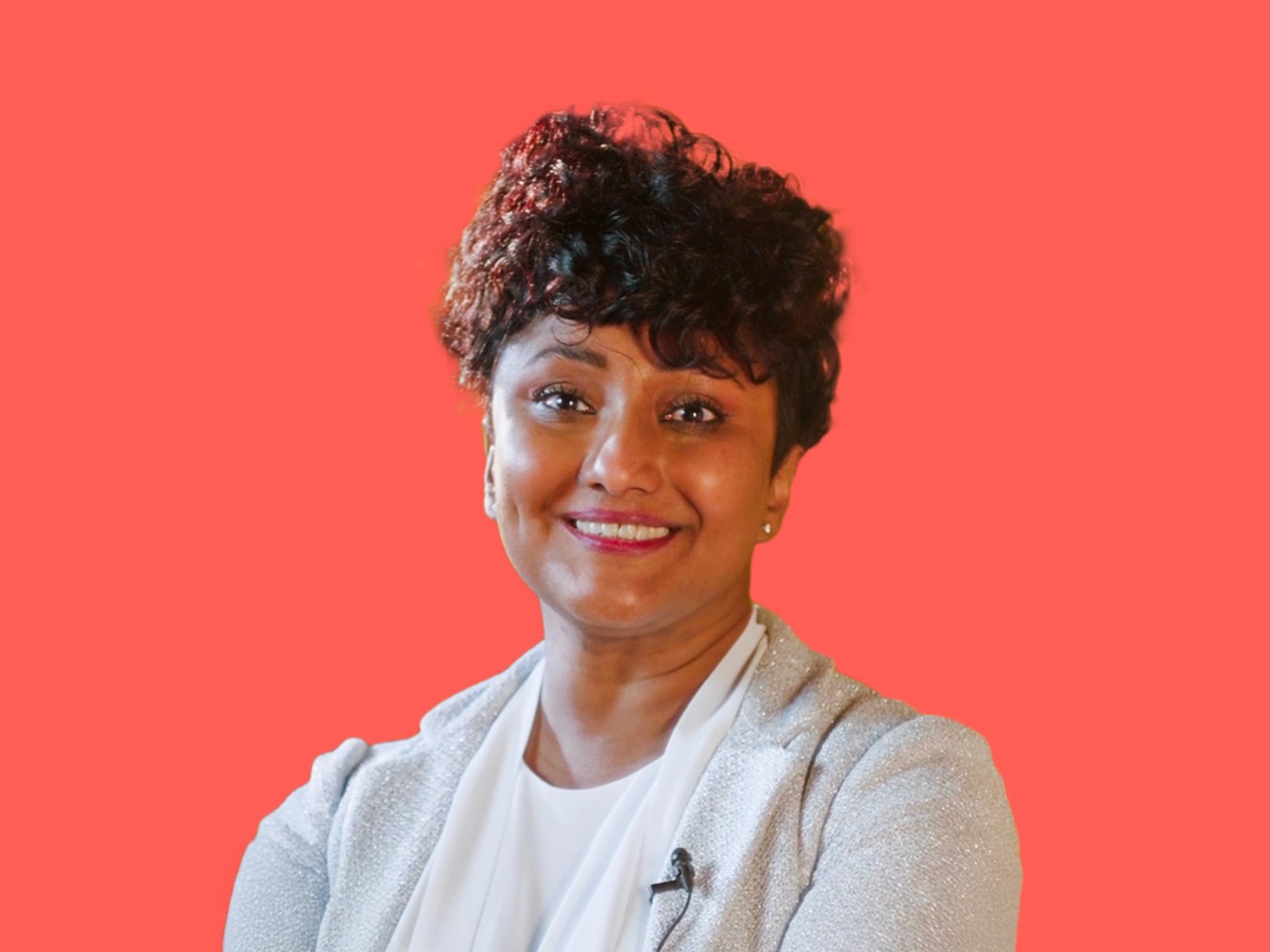 una ragazza sorridente con i capelli neri e un vestito bianca