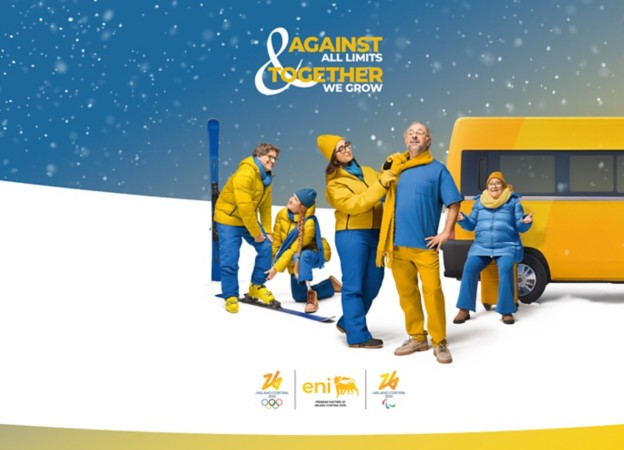 Gruppo di persone in abbigliamento invernale giallo e blu sulla neve, accanto a un furgone giallo, con slogan “Against all limits, together we grow”.