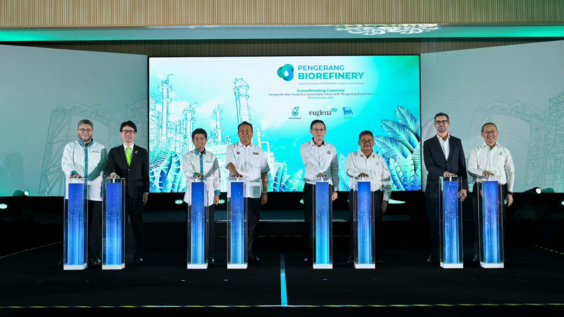 Ahmad Izuddin Ismail, Amministratore delegato di Pengerang Biorefinery Sdn Bhd (PBSB); Mitsuru Izumo, Fondatore e Presidente di Euglena; Ahmad Adly Alias, Vice Presidente marketing, refining e trading di PETRONAS e Presidente di PBSB; Ramlee A Rahman, Presidente e Amministratore delegato del gruppo Permodalan Darul Ta'zim; Tuan Lee Ting Han, Presidente del Comitato statale dello Johor per gli investimenti, il commercio, gli affari dei consumatori e le risorse umane; Datuk Sazali Hamzah, Vicepresidente esecutivo e Amministratore delegato Downstream di PETRONAS; Stefano Ballista, Amministratore delegato di Enilive; e Kamal Bahrin Ahmad, Senior Vice Presidente di PETRONAS Refinery & Petrochemical Corporation Sdn Bhd.