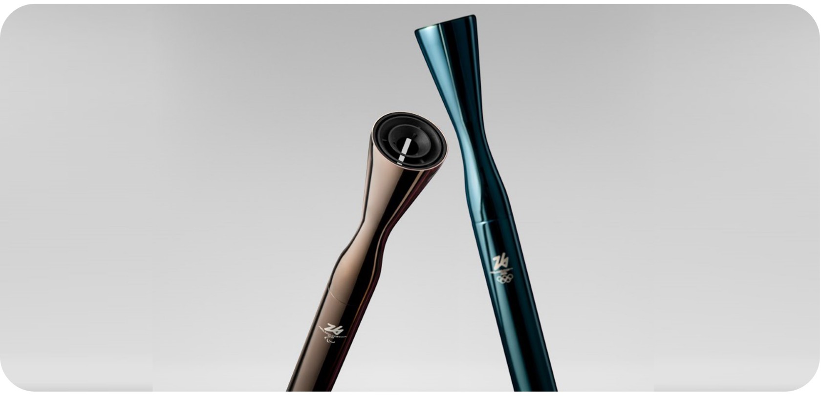 "Due fiaccole olimpiche, una bronzo e una blu, con il logo delle Olimpiadi."