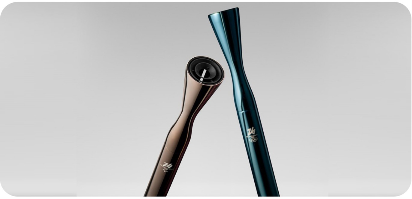 "Due fiaccole olimpiche, una bronzo e una blu, con il logo delle Olimpiadi."