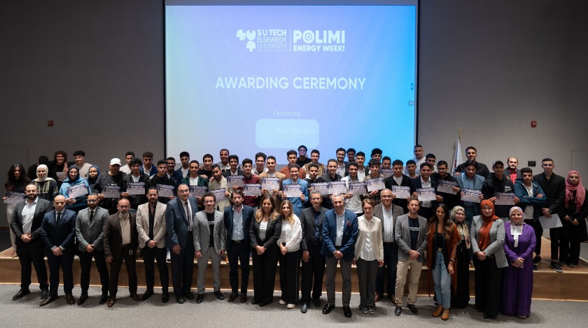 Persone partecipanti al Polimi Energy Week tengono in mano il loro diploma durante la cerimonia di chiusura del corso
