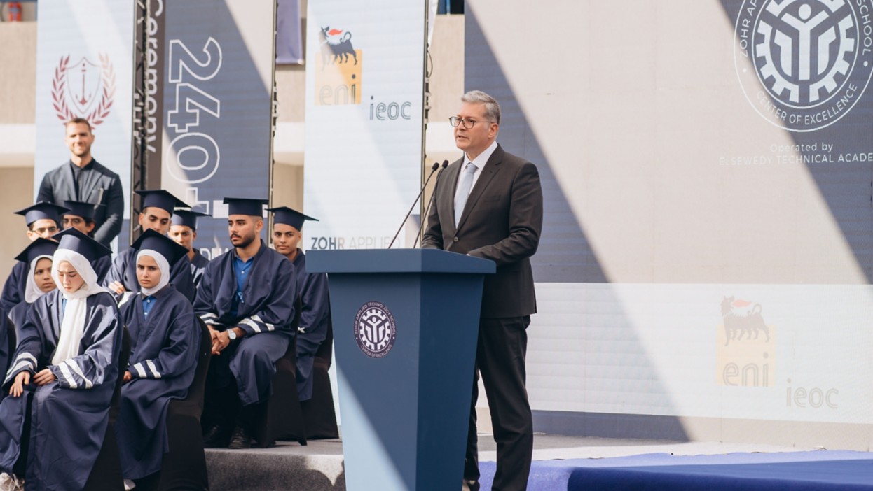 Un uomo parla al microfono durante una giornata di consegna dei diplomi