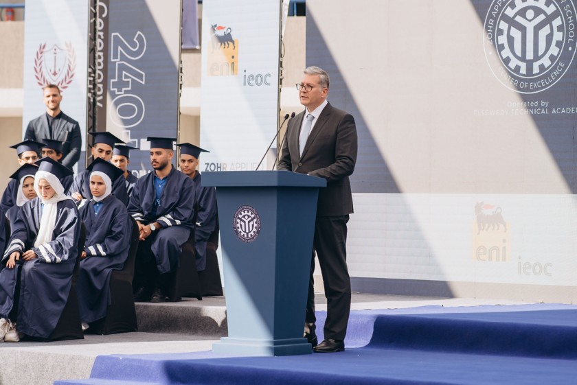 Un uomo parla al microfono durante una giornata di consegna dei diplomi