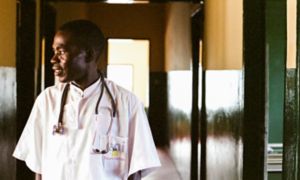 Dottore africano dentro l’ospedale