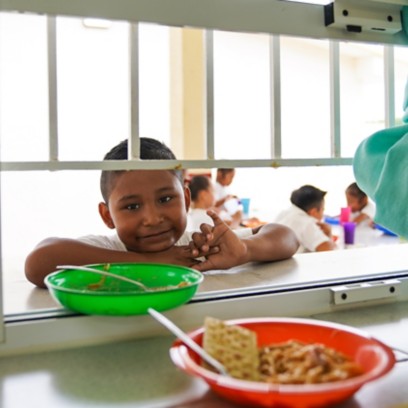 Bambino messicano in mensa scolastica