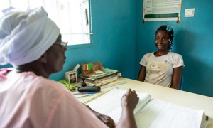 Dottoressa africana che parla alla paziente africana