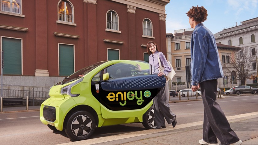 Car sharing Xev Eni with two guys