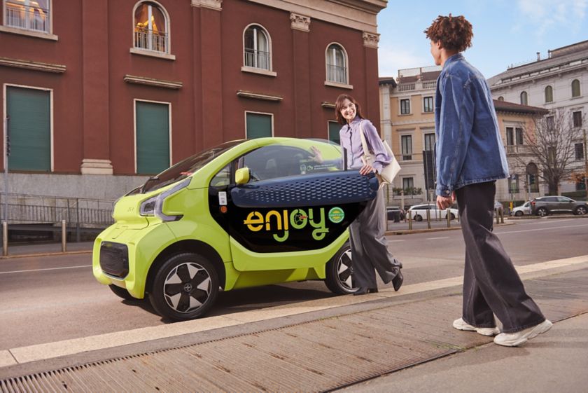 Car sharing Xev Eni with two guys