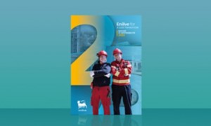 Copertina del Report di Sostenibilità 2025 di Enilive, con il numero “25” in giallo e blu e due operatori in abbigliamento di sicurezza davanti a un impianto energetico.