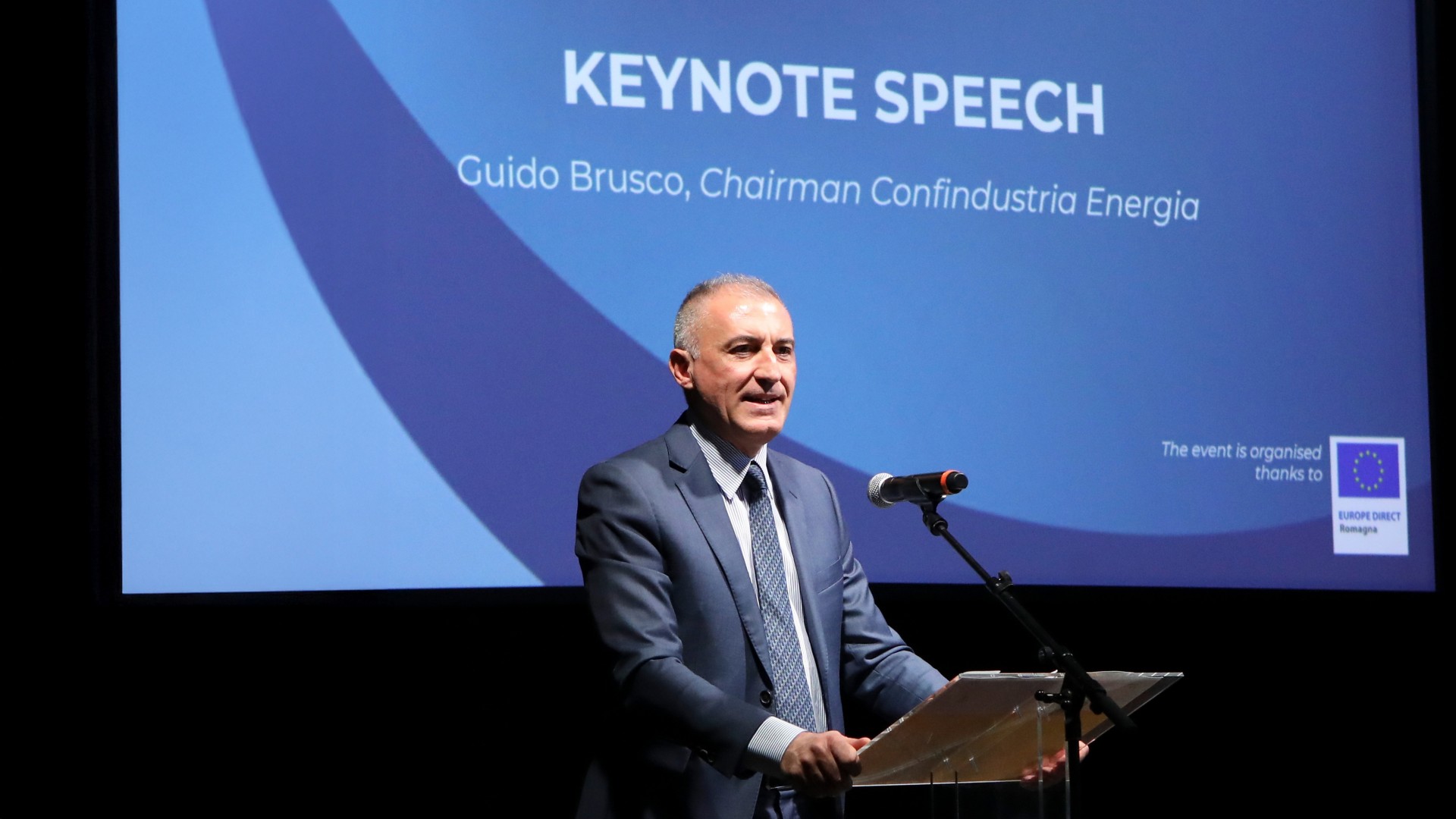 Un uomo parla a una conferenza