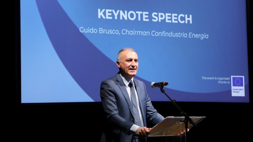 Un uomo parla a una conferenza