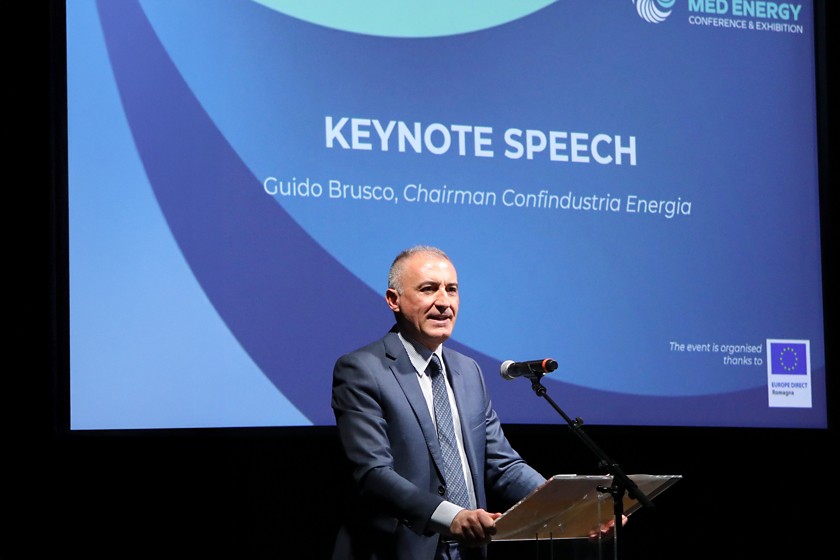 Un uomo parla a una conferenza