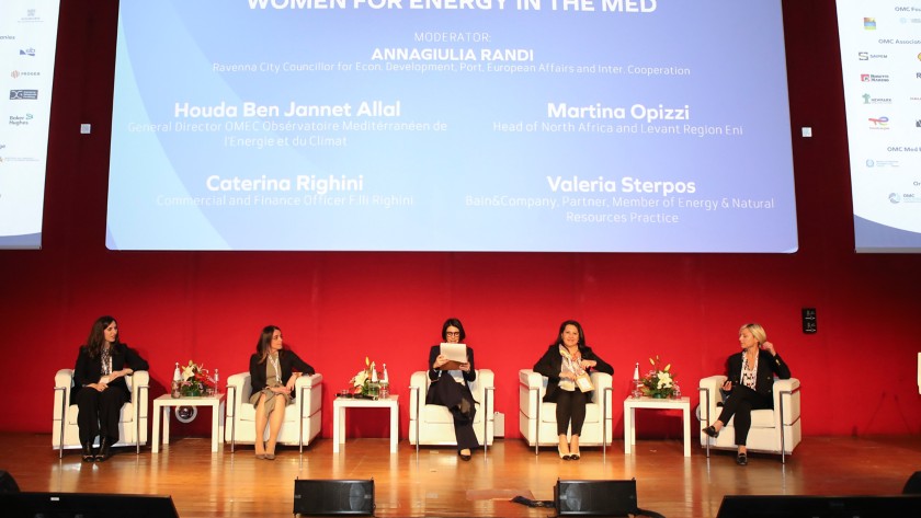 Cinque donne parlano a una conferenza