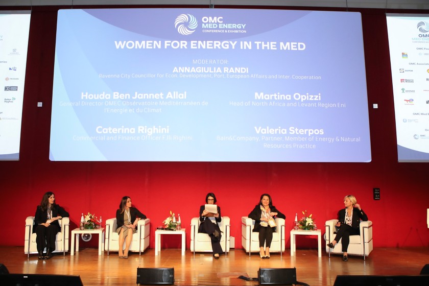 Cinque donne parlano a una conferenza