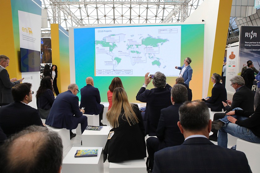 Alcune persone guardano una slide a una conferenza