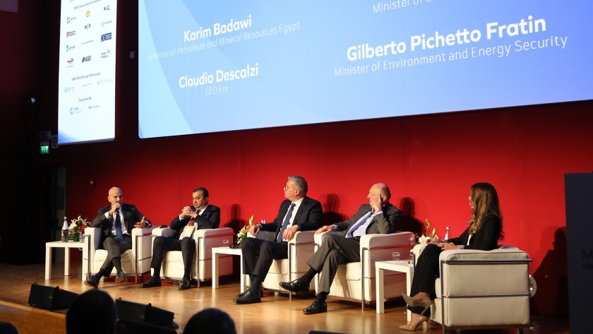 Cinque persone parlano a una conferenza
