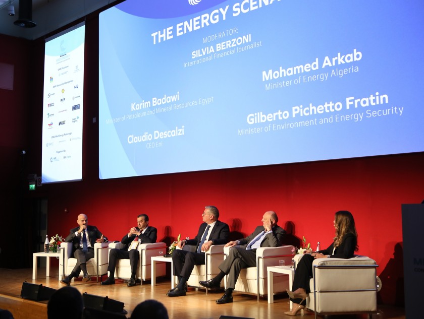 Cinque persone parlano a una conferenza