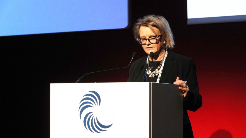 Una donna parla su un palco