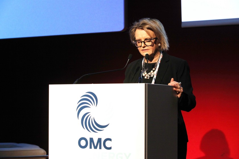 Una donna parla su un palco