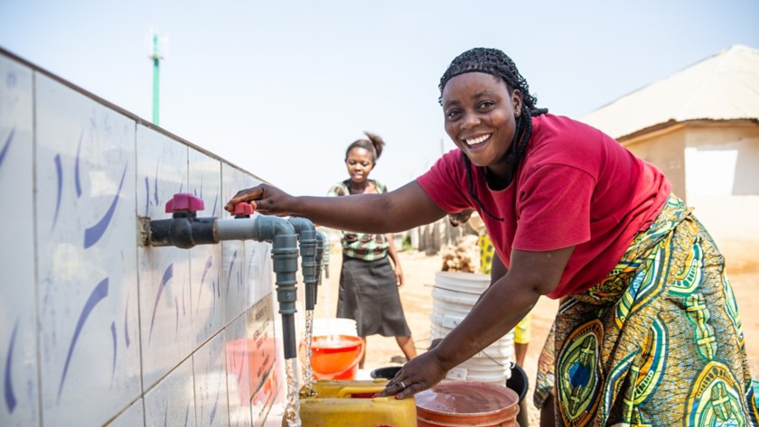 Donne africane che prendono acqua dalla fontana