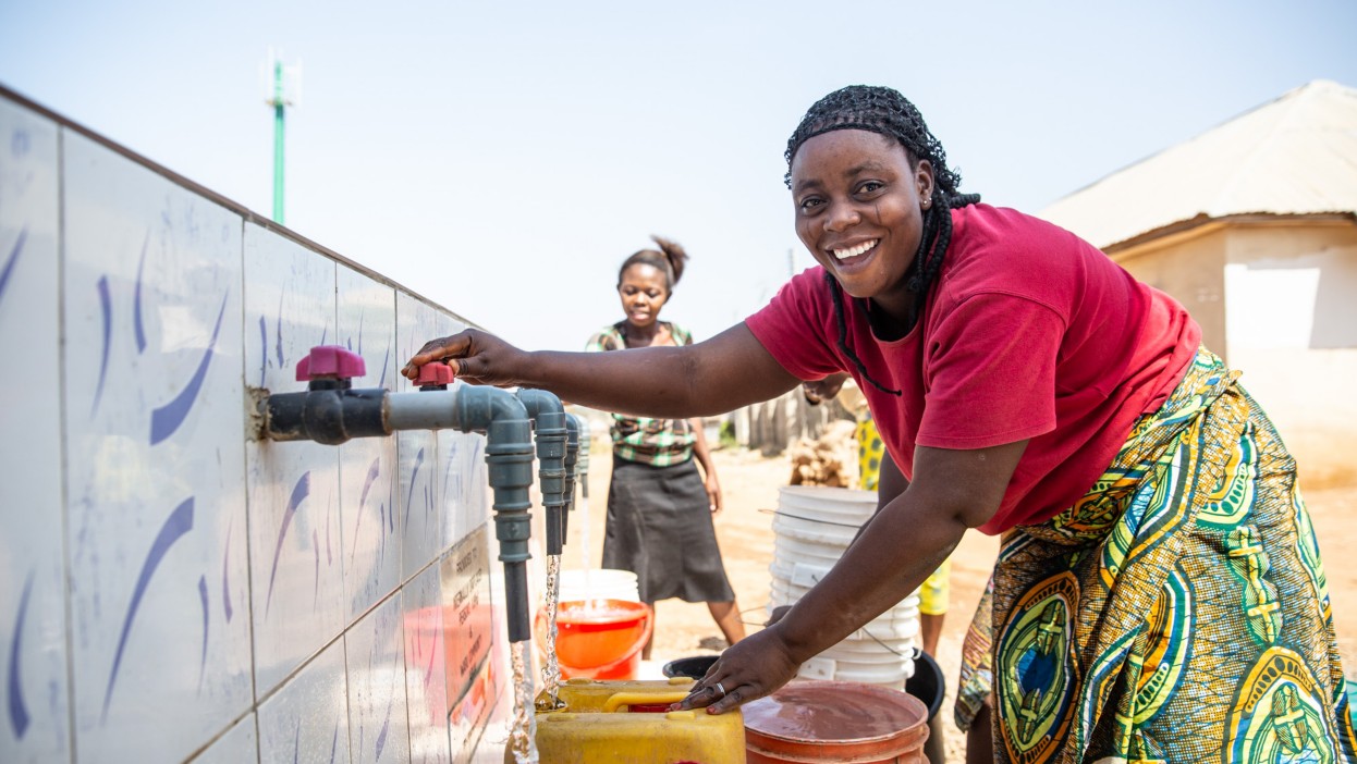 African women taking water from the fountain