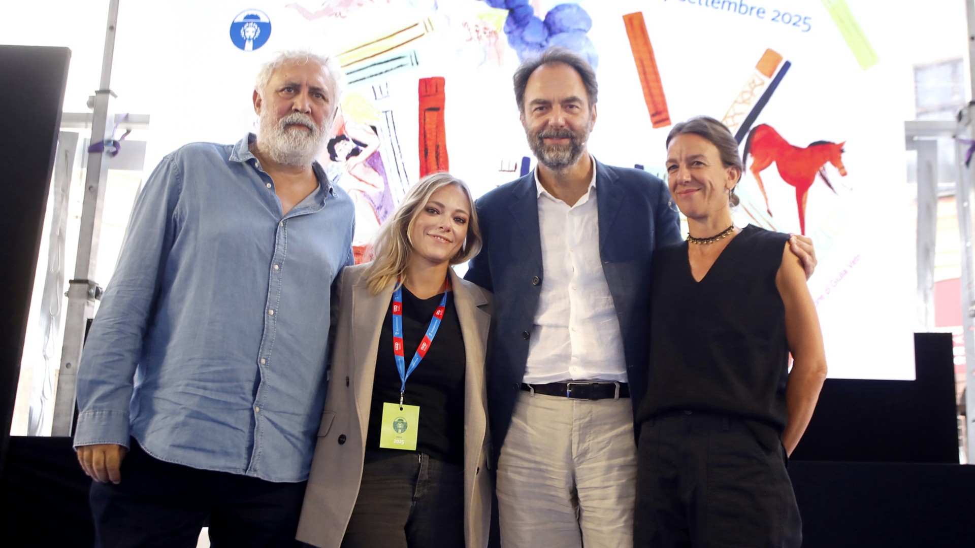 Due uomini e due donne in piedi in posa per la foto
