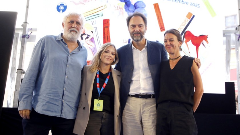 Due uomini e due donne in piedi in posa per la foto