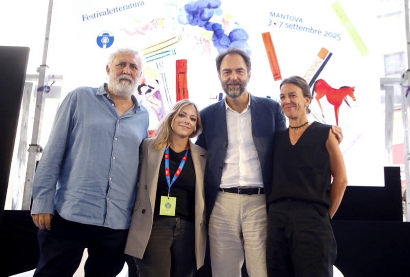 Due uomini e due donne in piedi in posa per la foto