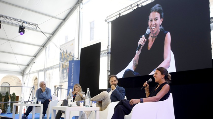 Due uomini e due donne seduti sul palco durante l'evento