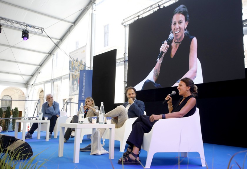 Due uomini e due donne seduti sul palco durante l'evento