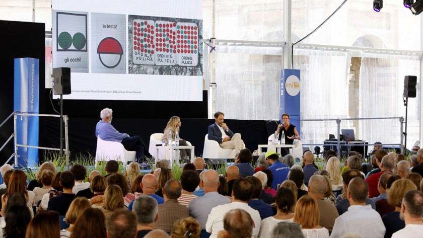 Il pubblico guarda due uomini e due donne sul palco durante l'evento