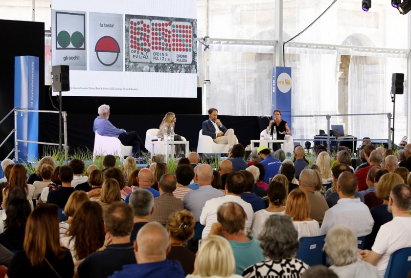 Il pubblico guarda due uomini e due donne sul palco durante l'evento