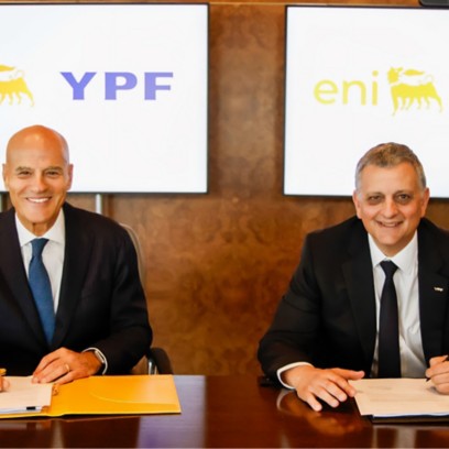 Nella foto, l'Amministratore Delegato di Eni Claudio Descalzi e il Presidente e Amministratore Delegato di YPF, Horacio Marin firmano la Descrizione Tecnica Finale di Progetto (Final Technical Project Description, FTPD) per il progetto Argentina LNG
