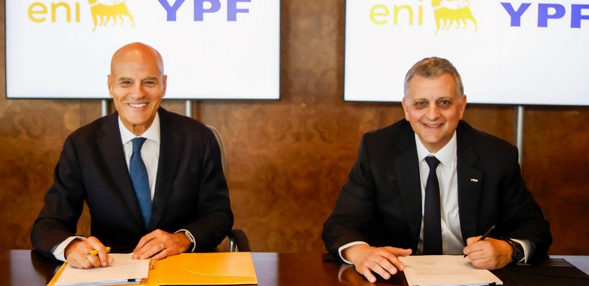 In the photo, Eni CEO Claudio Descalzi and YPF President and CEO Horacio Marin sign the Final Technical Project Description (FTPD) for the Argentina LNG project