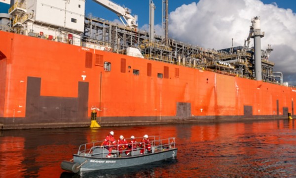 Vista fiancata della nave con operai in scialuppa