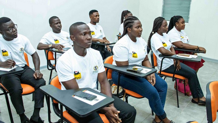 Ragazzi africani in aula durante la formazione