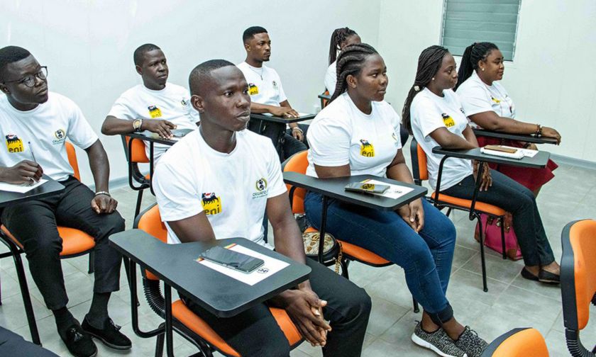 Ragazzi africani in aula durante la formazione