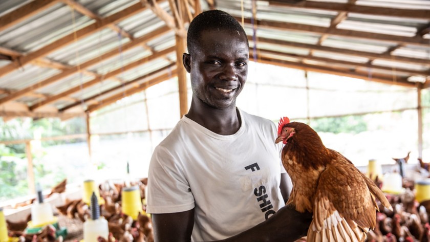 Foto di un allevatore africano con gallina