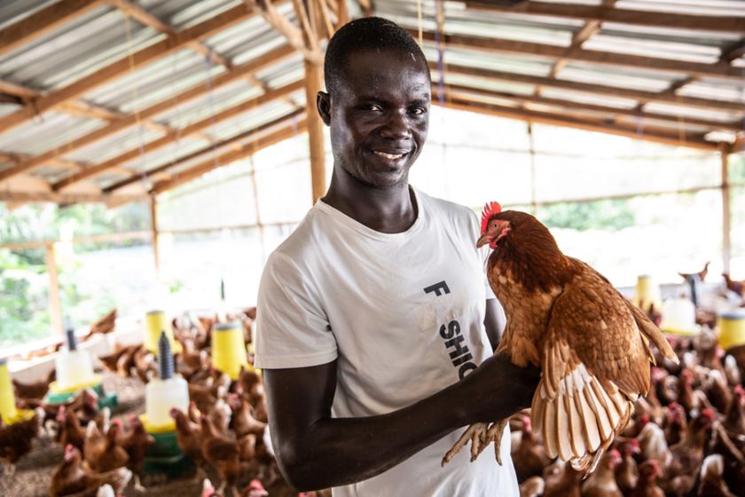 Foto di un allevatore africano con gallina