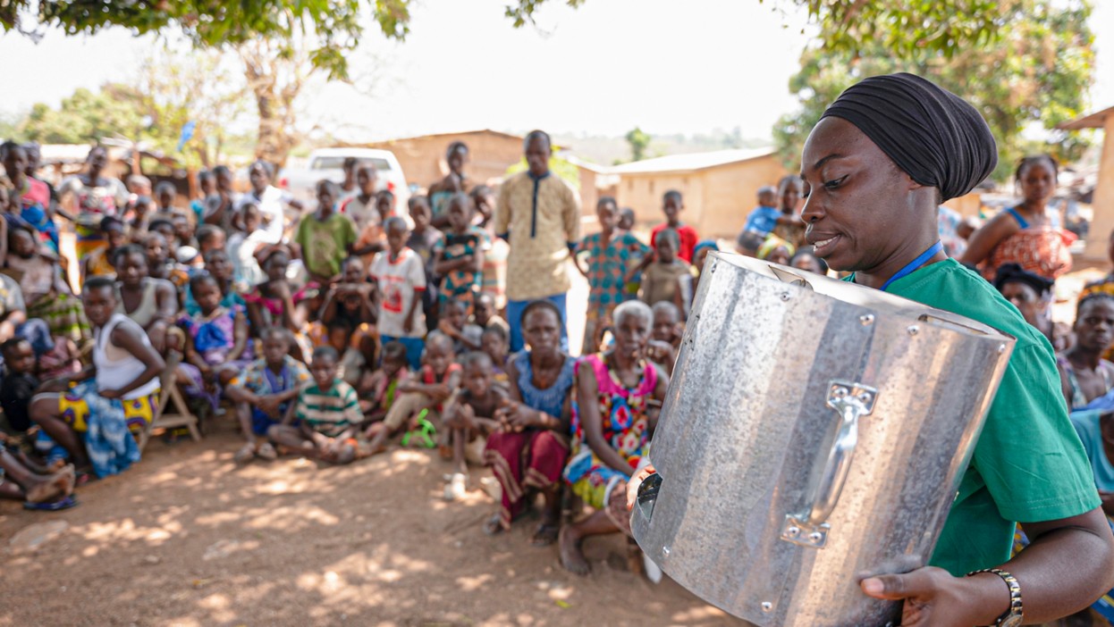 African girl explains how to use the hob to the African community
