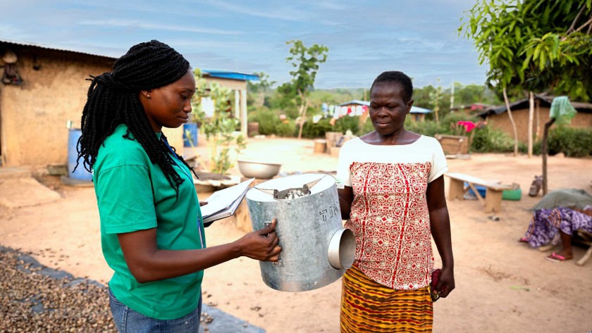 Donna africana consegna  sistema di cottura a una donna del villaggio in fase di consegna del fornello 