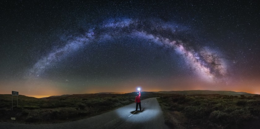 Uomo sotto cielo stellato