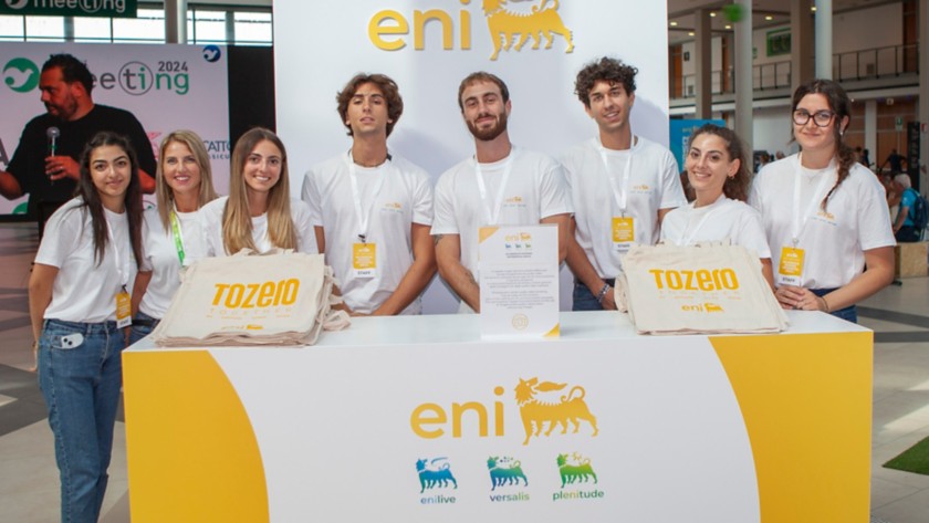 Il giovane staff allo stand di Eni al Meeting di Rimini 2024.