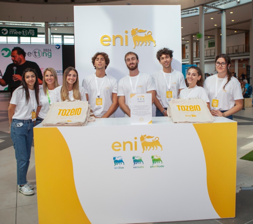 Il giovane staff allo stand di Eni al Meeting di Rimini 2024.