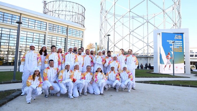 Il Gruppo di Tedofori con alle spalle il Complesso del Gazometro di Roma Ostiense