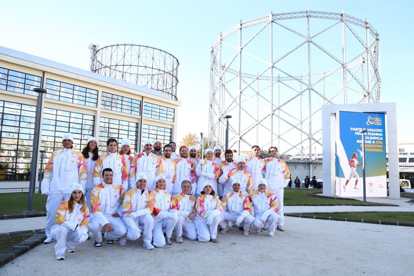 Il Gruppo di Tedofori con alle spalle il Complesso del Gazometro di Roma Ostiense
