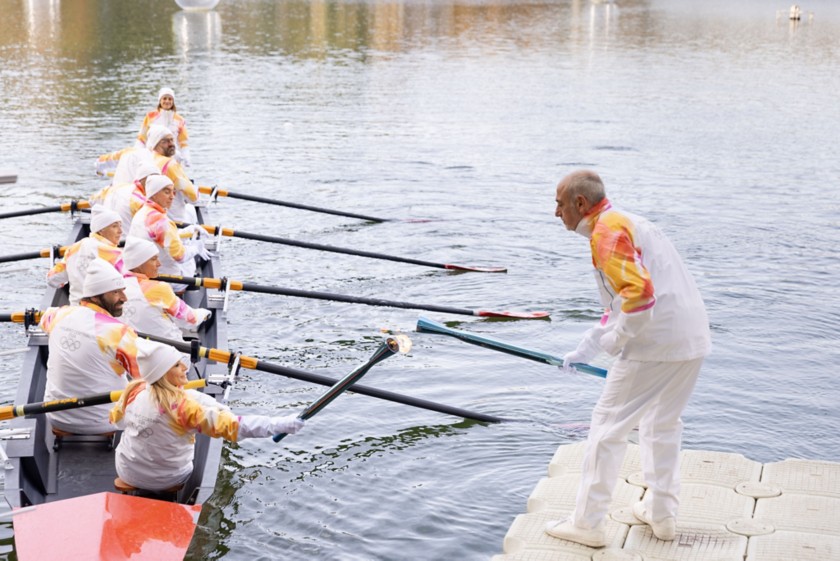 Tedofori sulla canoa trasportano la Torcia Olimpica