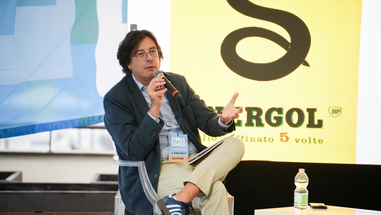 Antonio Funiciello, Head of Identity Management di Eni, durante l’incontro "Disegnare un'idea: un cane a sei zampe per un’identità visiva fuori dall’ordinario".