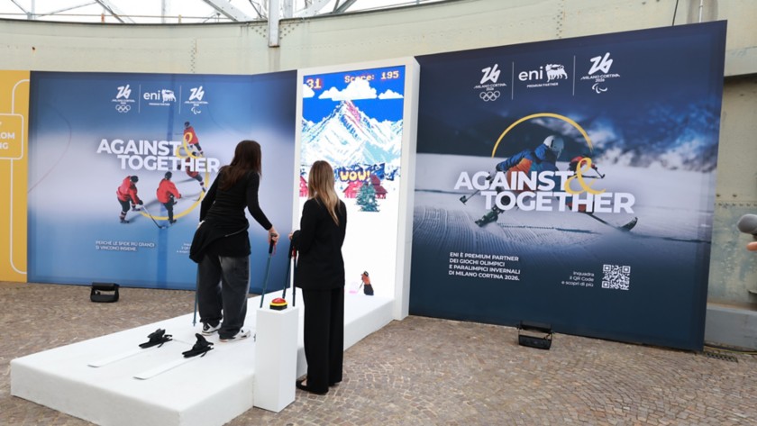 Due donne si divertono con lo sci nell'area dedicata a Milano Cortina 2026.